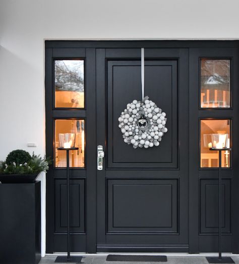 Black Exterior Doors, Black Front Door, Front Door Inspiration, Cottage Front Doors, House Front Door Design, Modern Entrance Door, Front Door Styles, Modern Exterior Doors, Main Entrance Door Design