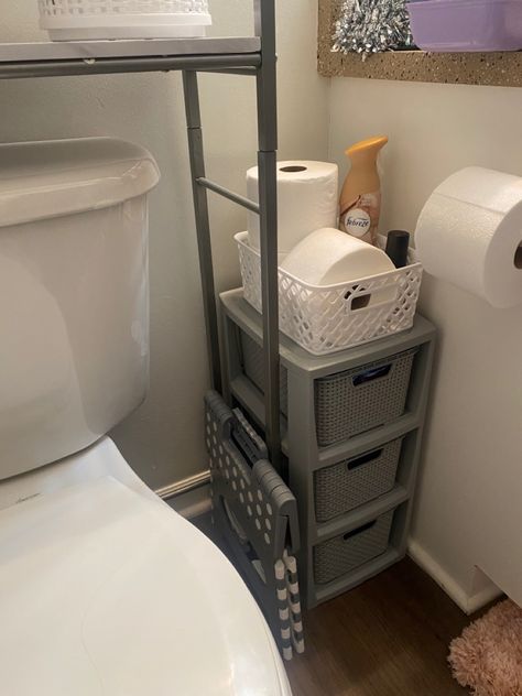 Small Dorm Storage, Dorm Bathroom Storage Ideas, Dorm Sink Organization, College Bathroom Decor Dorm Room Organization Ideas, Dorm Room Bathroom Organization, Small Dorm Room Organization, Dorm Bathroom Ideas Decor, Dorm Wardrobe Organization, Bathroom Dorm Ideas