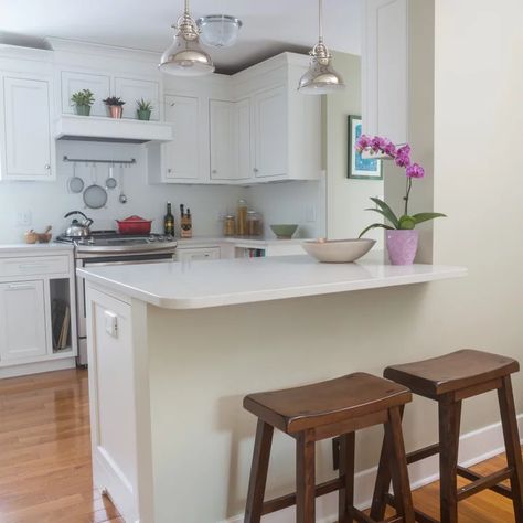 75 Beautiful Kitchen with a Peninsula Pictures & Ideas - August, 2021 | Houzz Small Peninsula Kitchen, Kitchen With A Peninsula, Peninsula Kitchen, Kitchen Peninsula, Kitchen New York, Bright Ideas, Beautiful Kitchen, Kitchen Stools, Pictures Ideas