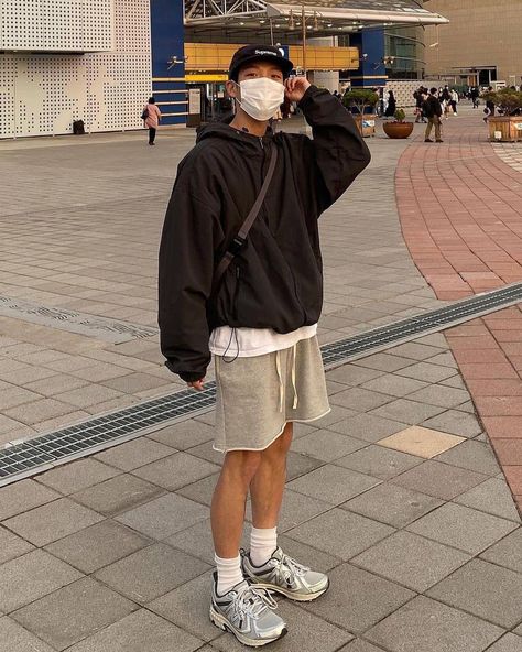 black hoodie + grey shorts = 💯 Korean Shorts Outfit, Jeans Hoodie Outfit, Grey Shorts Outfit Men, Grey Hoodie Outfit Men, Hoodie Outfit Men Streetwear, Shorts Outfits Men Streetwear, Hoodie Outfit Korean, Outfits With Hoodies, Korean Street Fashion Mens