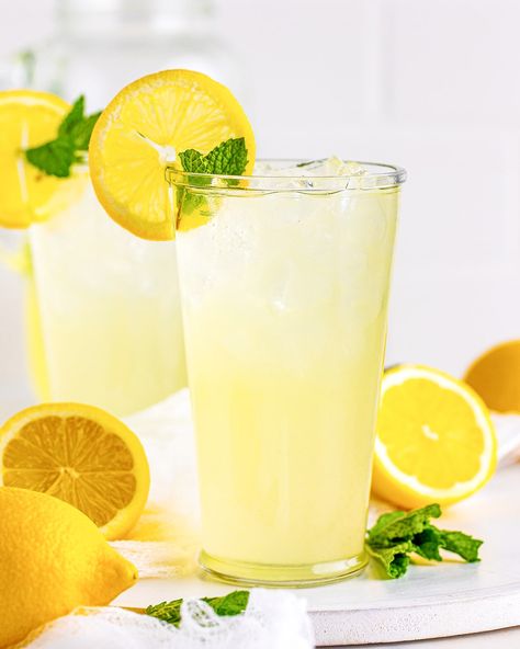 Simple Lemonade Classic Lemonade Recipe, Rosemary Lemonade, Easy Lemonade Recipe, How To Make Lemonade, Best Non Alcoholic Drinks, Frozen Strawberry Lemonade, Brazilian Lemonade, Bread Booze Bacon, Lemonade Drinks