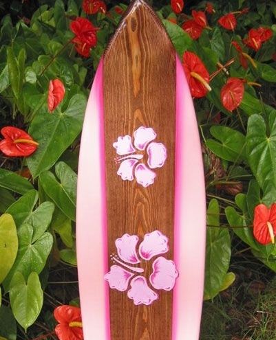 Surfboard with hibiscus flowers painted on Hibiscus Surfboard, Hibiscus Flower Surfboard, Painting Surfboards Diy, Painted Surfboard, Surfboards Artwork, Surfboard Painting, Beach Crafts Diy, Surfboard Art, Surfboard Design