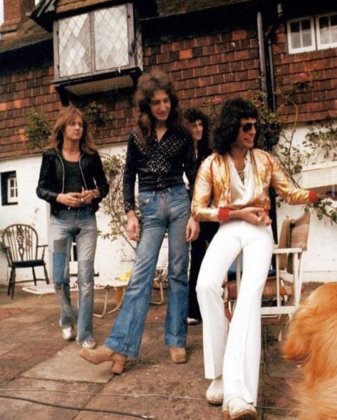 Outfits 70s, Queen Freddie Mercury, Queen Fashion, John Deacon, Queen Band, Killer Queen, Jimmy Page, Best Rock, I Am A Queen