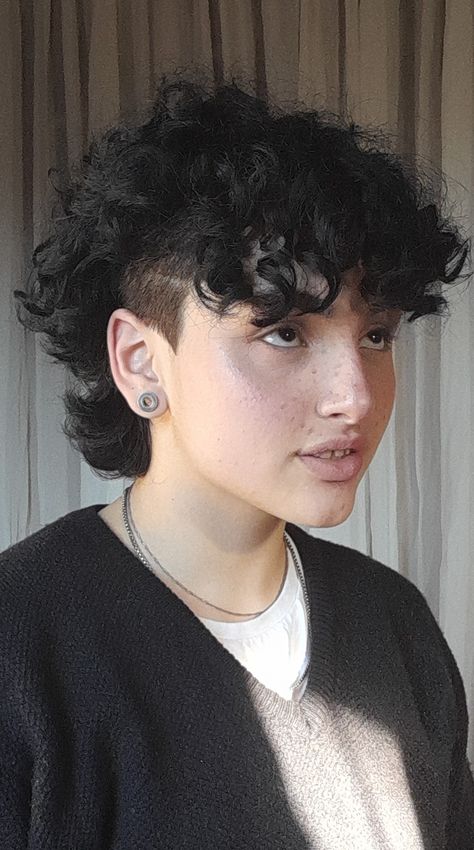 Undercut Curly Hair, Hair Styles Short Hair, Styles Short Hair, Funny Hair, Hair Styles Short, Androgynous Hair, Hair Undercut, Curly Mullet, Short Curly Haircuts