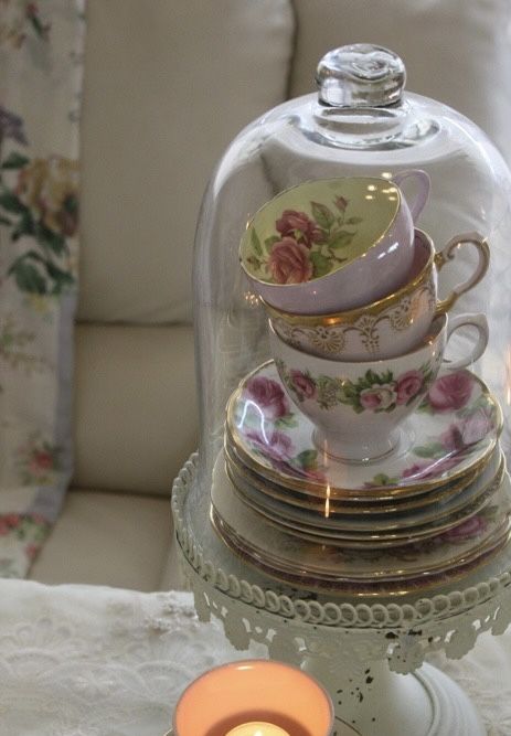 Tea Cups Display Ideas, Punch Bowl Display Ideas, Glass Cake Stand Decor Display, Cake Plate Decor Display, Tea Cup Display Ideas, Cake Stand Decor Ideas, Covered Cake Stand, Jar Filler Ideas, Glass Cloche Decor