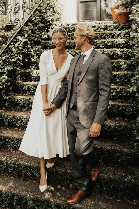 20 Vintage-Inspired Wedding Dresses with a Modern Twist For the Edgy Retro Bride - Praise Wedding Anna Campbell Wedding Dress, Simple Wedding Dress Casual, Courthouse Wedding Dress, Mode Prints, Vintage Style Wedding Dresses, Bhldn Wedding, Retro Bride, Tea Length Skirt, Vintage Inspired Wedding Dresses