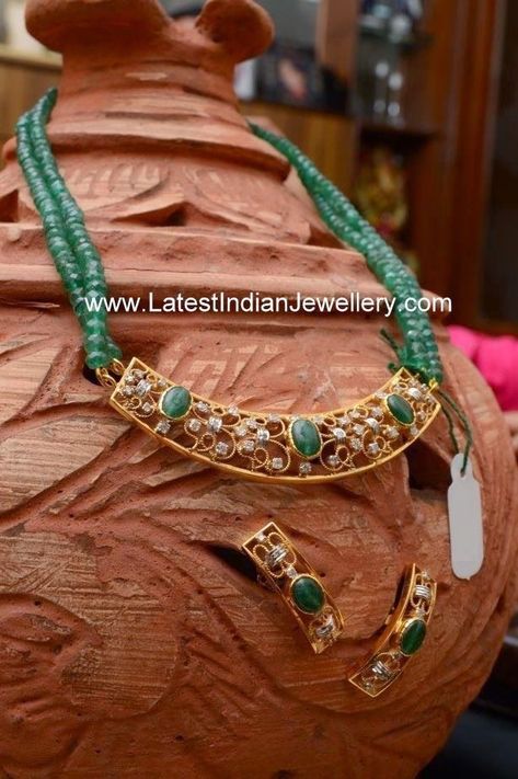 Pendants Gold Indian, Emerald Beads Jewelry Indian, Green Bead Necklace, Latest Indian Jewellery, Gold Pendant Set, Simple Pendant, Gold Jewelry Simple Necklace, Beaded Necklace Designs, Gold Pendant Jewelry