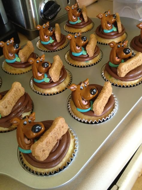 Scooby snack cupcakes Scooby Party Food, Scooby Birthday, Scooby Doo Birthday Cake, Scooby Doo Snacks, Scooby Doo Cake, Birthday Cake And Cupcakes, Scooby Doo Party, Scooby Doo Birthday Party, Scooby Doo Birthday