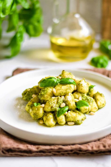 Using store-bought gnocchi for convenience, this easy pesto gnocchi recipe comes together fast and quick in just 10 minutes, which is the perfect weeknight dinner or for whenever you're in a hurry. Mixed in a full-bodied pesto sauce that comes together in minutes, this tasty pasta recipe is flavorful from fresh, simple ingredients and is totally gluten-free, dairy-free and vegan too. | gluten-free pasta | gnocchi recipes | pesto gnocchi recipe Creamy Pesto Gnocchi, Recipes Pesto, Pesto Gnocchi, Pasta Gnocchi, Dairy Free Pesto, Gluten Free Gnocchi, Basil Pesto Sauce, How To Cook Gnocchi, Gnocchi Recipe