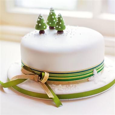 Christmas cake recipes | delicious. Magazine food articles & advice Winter Torte, Christmas Cake Designs, Christmas Cake Decorations, Xmas Cake, Christmas Cake Recipes, Winter Cake, Cupcake Cake, Christmas Cupcakes, Christmas Cooking