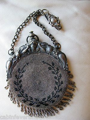 Art Nouveau purse with lady on the clasp Victorian Chatelaine, Art Nouveau Woman, Victorian Purses, Moda Hippie, Vintage Evening Bags, Beaded Handbag, Evening Purse, Victorian Art, Vintage Purses