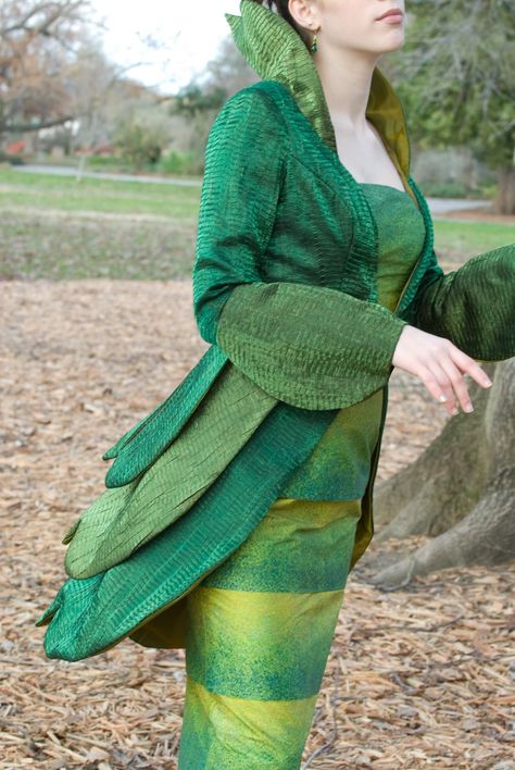 Photo of Insect Couture: Lady Mantis - Side Close | Rebecca Wendlandt Insect Couture, Robin Hood Kostüm, James And The Giant Peach Costume, Caterpillar Costume, Bug Costume, Peach Costume, Clever Costumes, Alice In Wonderland Costume, Diy Kostüm