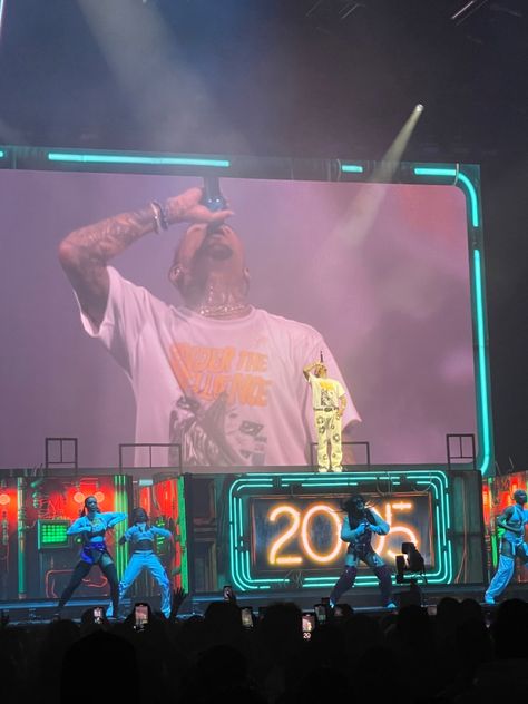 #paris #concert #breezy #chrisbrown #rnb #hiphop #music Chris Brown Concert Aesthetic, Chris Brown Concert, Chris Brown Wallpaper, Chris Brown Pictures, Vision Board Pics, Hiphop Music, Vision Board Photos, Concert Aesthetic, 2023 Vision