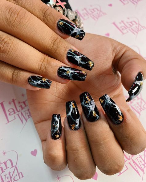 3,079 Likes, 2 Comments - 🖤🕯Latin Witch Club 🕯🖤 (@latinwitch) on Instagram: “Black mármol pintado a mano de hoy por mi 🖤” Unique Acrylic Nail Designs, Black Marble Nails, Marble Acrylic Nails, Flame Nail Art, Sophisticated Nails, Hacks Beauty, Dot Nail Art, Spring Nail Trends, Marble Nail Art