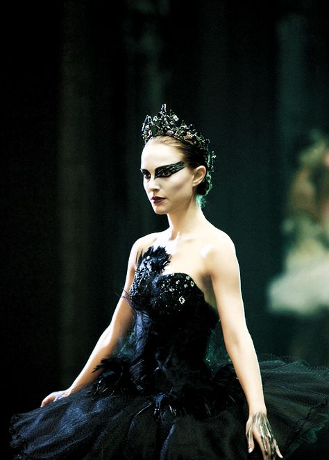 "Black Swan" -  Natalie Portman in a tutu and crown by Kate and Laura Mulleavy of Rodarte Black Swan Film, Natalie Portman Black Swan, Black Swan Movie, Ksenia Solo, Benjamin Millepied, Eyeliner Glitter, Black Swan 2010, Black Swan Costume, Tippi Hedren