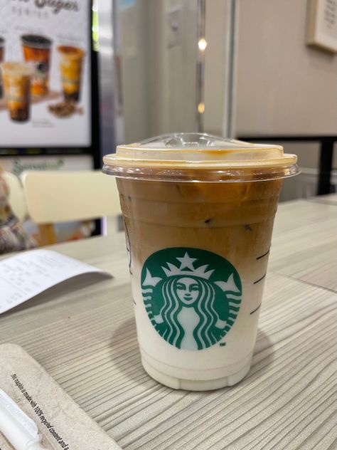 Caramel Macchiato Starbucks Aesthetic, Caramel Machiatto Aesthetic, Cafe Aesthetic Starbucks, Caramel Macchiato Aesthetic, Vainilla Aesthetic, Iced Americano Starbucks, Macchiato Aesthetic, Iced Latte Starbucks, Caramel Latte Starbucks