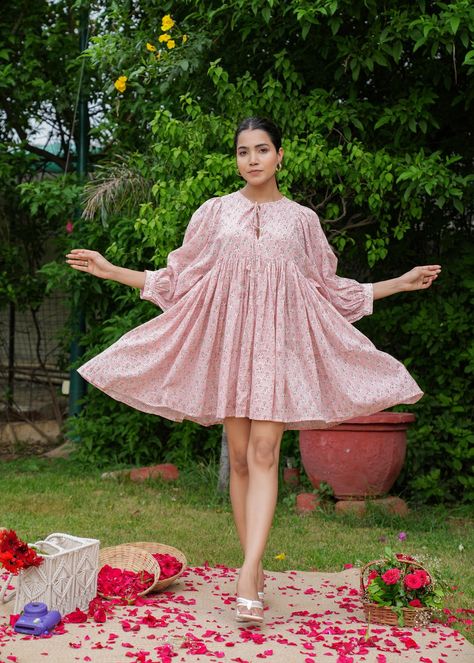 #nouveauté #bestseller #handblockprint #blockprinting #robe femme #mini robes #cadeau The Jaipur Art vous présente cette mini-robe en coton rose pâle imprimée et faite main à fleurs. Robe bohème - Mettez-vous sous les projecteurs avec cet ensemble de mini-robes bohème vintage ! Parfait pour les esprits libres, cet ensemble de robe original associe une touche de charme rétro à une touche bohème. C'est une pièce fluide et confortable qui est prête pour les festivals, les brunchs ou tout simplement pour rendre le quotidien magique. Ajoutez une touche de fantaisie à votre garde-robe et adoptez l'esprit bohème ! Modèles similaires à Achetez les styles artistiques de Jaipur -  Matériau ~ 100 % coton  Utilisations :  * Robe courte à tenue décontractée : parfaite pour les tenues de tous les jours,