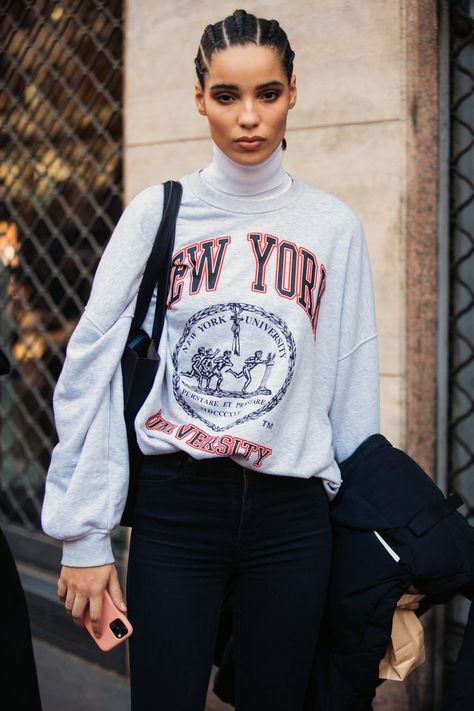 How to Wear Your College Sweatshirt College Hoodie Outfit, College Sweatshirt Outfit, Crewneck Outfit, Sweatshirt Street Style, College Sweater, Varsity Sweatshirt, Pullovers Outfit, Style Star, College Hoodies