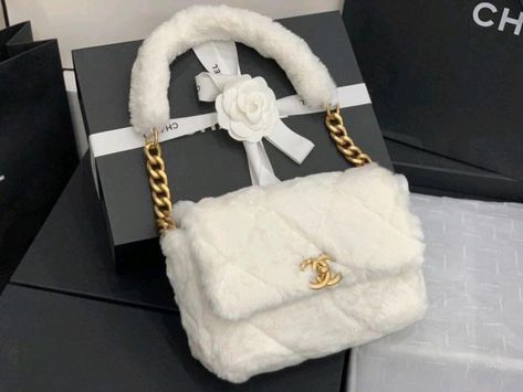 Channel Purse, Trendy Purses, Luxury Bags Collection, Chanel Flap Bag, Fur Bag, Girly Bags, Chanel Shoulder Bag, Luxury Purses, Fancy Bags