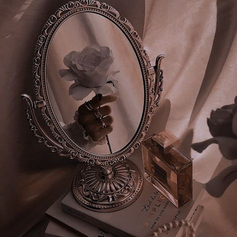 Royalty Core, Queen Aesthetic, Royalty Aesthetic, Fotografi Vintage, Royal Aesthetic, Makijaż Smokey Eye, Classy Aesthetic, Princess Aesthetic, Dark Academia Aesthetic