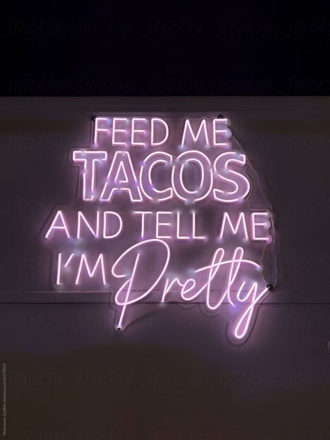 Funny sign on street taco food truck at night in Honolulu, Hawaii, USA.  "Feed me tacos and tell me I'm pretty". Food Truck Sign, Taco Food Truck, Taco Food, Street Taco, Taco Humor, Mexican Culture Art, Taco Truck, Truck Signs, Street Tacos