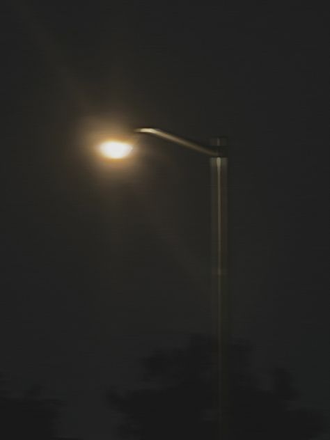 Street Lamp At Night Aesthetic, Street Lights Aesthetic Night, Dark Lamp Aesthetic, Night Street Lamp Wallpaper, Street Light Reference, Streetlight Wallpapers, Night Street Lights Aesthetic, Sylvia Aesthetic, Street Lamp Wallpaper