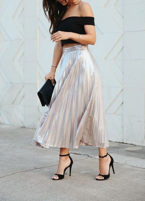 Formas fresitas de usar una falda midi tableada Metallic Midi Skirt, Metallic Pleated Skirt, Chique Outfit, Midi Skirt Outfit, Trendy Skirts, Metallic Skirt, Vintage Bag, Looks Chic, Girly Outfits