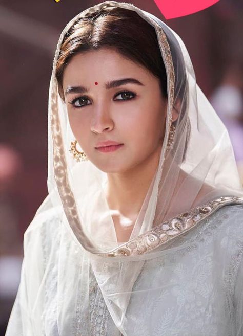 Alia Eastern Makeup, Bollywood Makeup, Alia And Varun, Ella Enchanted, Alia Bhatt Photoshoot, Indian Look, Vintage Bollywood, Indian Aesthetic, Alia Bhatt