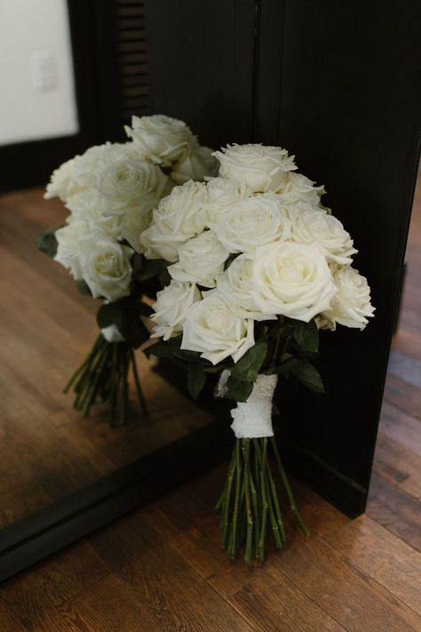 Timeless Wedding Bouquet The Bride, Plain White Rose Bouquet, Black And White Roses Wedding, White Rose Wedding Flowers, Timeless Bridal Bouquet, Old Money Wedding Flowers, White Flower Bridal Bouquet, Cream Bouquet Wedding, White Winter Wedding Flowers