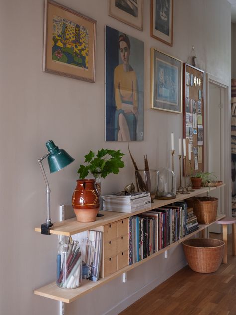 Living Room Wall Shelf, Earthy Home, Family Apartment, Swedish House, Red Kitchen, In The Room, Apartment Inspiration, Scandinavian Home, Interior Inspo