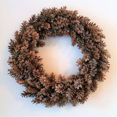 How to Make a Pine Cone Wreath - Two Ponds Farm Bleached Pine, Pine Cone Flower Wreath, White Pine Cone, Cones Diy, Pinecone Crafts Christmas, Pine Cone Wreath, Wreath Natural, Cone Wreath, Pine Cone Art