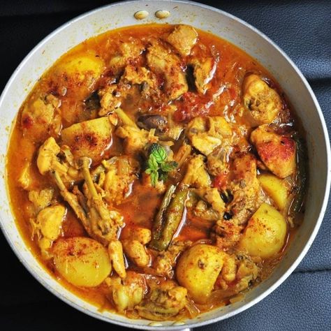 Bengali Chicken and Potato Curry Bangladesh Food Recipes, Chicken Potato Curry Recipe, Bengali Chicken Recipes, Bengali Chicken Curry, Chicken Curry With Potatoes, Bengali Lunch, Bengali Chicken, Desi Dishes, Bangladeshi Recipes