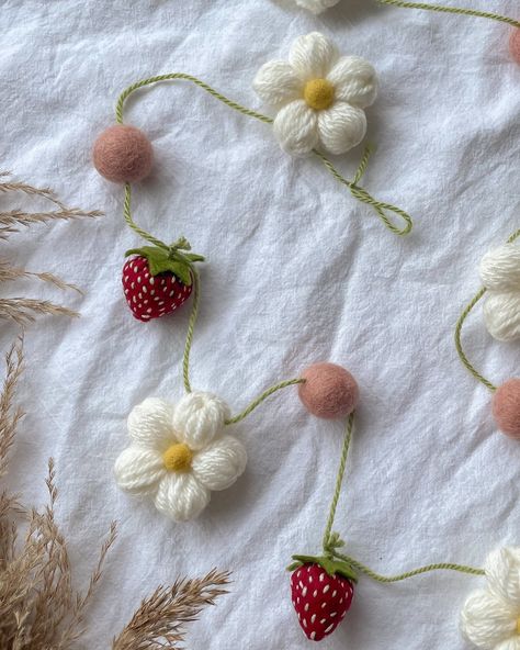 🍓Strawberry flower garland🍓 You know you’ve done a good job with these strawberries when your 2 year old tries to eat them 😝 #strawberrygarland #strawberryfield #flowergarland #strawberries #feltstrawberries #feltgarland #woolgarland #nurseryroomdecor #girlsroom #girlsroomdecor #pinkroomdecor #strawberrygirl #strawberryaesthetic #garland #etsyuk #handmadedecor #wallhanging #prettythings Strawberry Felt Diy, Wool Garland Decor, Needle Felt Garland, Strawberry Mobile, Strawberry Nursery, Felt Strawberries, Strawberry Garland, Diy Felt Garland, Summer Garland