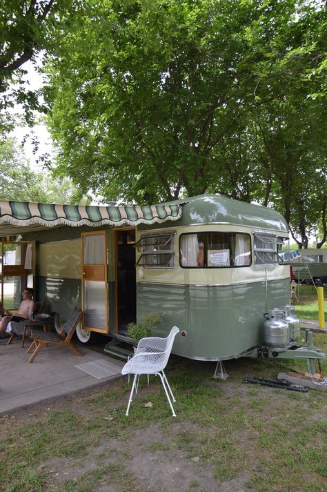 Vintage Caravan Exterior, Caravan Paint, Trailers Vintage, Retro Trailers, Camping Trailer Diy, Vintage Camper Remodel, Caravan Renovation, Retro Caravan, Vintage Rv