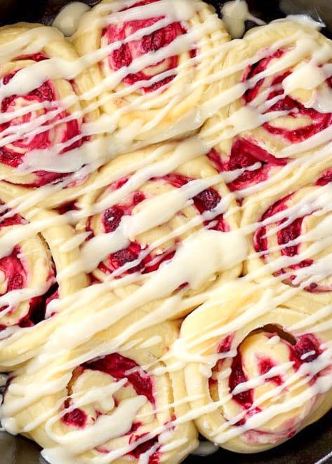 Raspberry Sweet Rolls are a must for a weekend brunch Cream Cheese Sweet Rolls, Raspberry Rolls, Baking Cinnamon, Yeast Dough Recipe, Raspberry Cream Cheese, Buttery Rolls, Sweet Roll Recipe, Cheese Rolls, Best Cinnamon Rolls