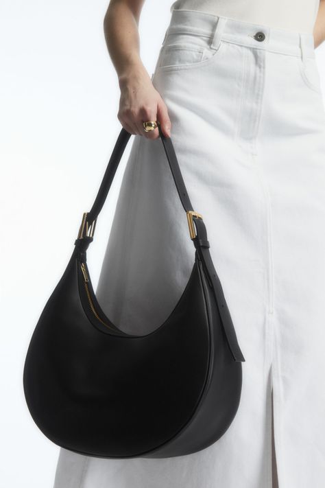 Purse Trends, Sacs Tote Bags, Statement Handbag, Crescent Bag, Stylish Handbags, Trending Handbag, Black Leather Bags, Cute Bags, Shopping Tote