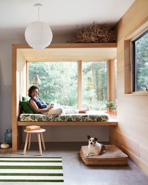 Just Wait Until You See This Modern New York Renovation | The homeowner kicks back on the mudroom's glassed­-in window seat, which is cushioned with a twin­ size mattress (covered in a repurposed IKEA curtain) and pinch­-hits as an extra bunk for over­ night guests. "You feel like you're floating in a bubble in the garden," Butscher says. The stool is also from IKEA, and the dog bed is from CB2.  #homedecor #homerenovation #hometours #marthastewart Geek Home Decor, Window Seat Design, Ikea Curtains, Interiors Inspiration, Spring Clean, Red Hook, Living Magazine, Holiday House, Home Room Design