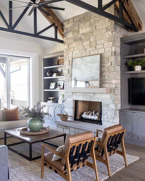 Fireplace Built Ins, Rock Fireplaces, Fireplace Remodel, Home Fireplace, Fireplace Wall, Room Remodeling, Fireplace Design, Farmhouse Living, Built Ins