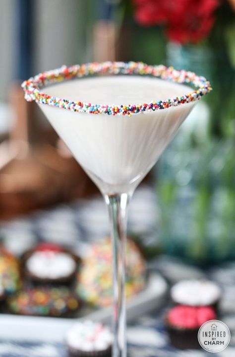 Sprinkle Rim Birthday martinis! Cake Martini Recipe, Birthday Cake Drink, Birthday Cake Vodka, Birthday Cake Martini, Martini Cake, Cake Martini, Vodka Drinks Easy, Cake Vodka, Cake Shots