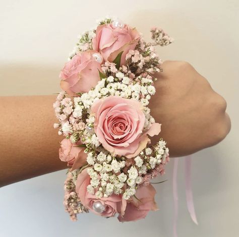 Flower Bracelet Wedding, Flower Jewellery For Haldi, Flower Jewellery For Mehndi, Fresh Flower Jewelry, Floral Corsage, Flower Jewelry Designs, Wedding Flower Jewelry, Flower Garland Wedding, Bridal Gift Wrapping Ideas