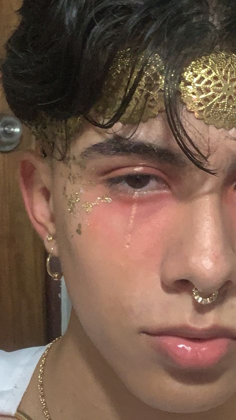 Makeup greek god
angel halloween Euphoria jules Men Wearing Makeup Aesthetic, Gold Tears Makeup, Greek God Makeup Men, Caveman Makeup, Achilles Costume, Midas Costume, Angel Outfit Male, Guys With Makeup, Greek God Makeup