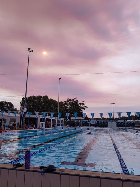 Swimming for triathlon at the pool when an amazing sun image shows. Sunsets are truly amazing especially with cloud coverage. Swimming Pics, Triathlon Quotes, Triathlon Training Program, Triathlon Inspiration, Triathlon Tattoo, Swim Aesthetic, Triathlon Training Plan, Swimming Aesthetic, Triathlon Women