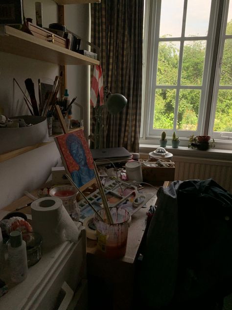 oil (?)painting in process, the painters workspace, aesthetic Oil Painter Aesthetic, Painting Tools Aesthetic, Painter Girl Aesthetic, Messy Room Painting, Cleaning Oil Paintings, Artist Workspace, Painting Process, Coffee Addict, Aesthetic Room