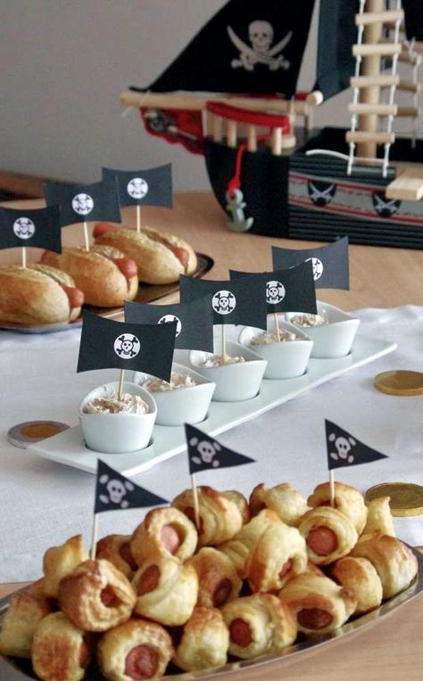 Pirate Party Food, Pirate Food, Kids Pirate Party, One Piece Birthdays, Mermaid Pirate Party, Pirate Party Decorations, Pirate Themed Birthday Party, Peter Pan Party, Pirate Themed Birthday