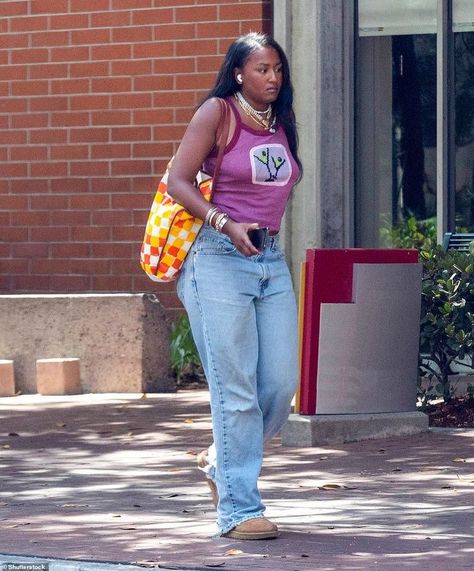 sasha obama street style Sasha Obama Style, Obama Daughter, Sasha Obama, Earthy Outfits, Vintage Black Glamour, Black Femininity, Streetwear Fashion Women, Style Crush, Outfit Inspo Fall