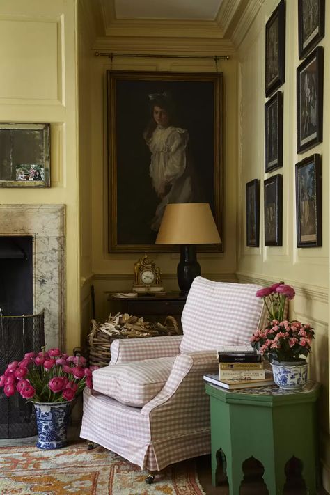 Moroccan Table, Four Poster, Arm Chair Covers, Georgian Homes, New York Apartment, White Vases, Historic Home, Vintage Modern, White Houses