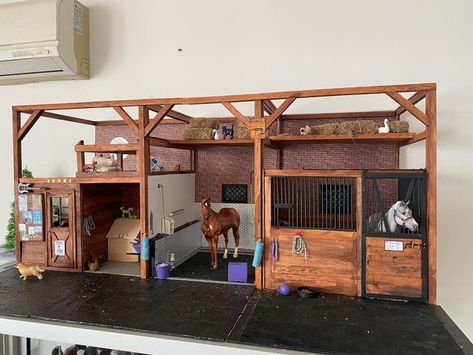 Lisa Sharpe on Instagram: "The barn looks so much better cleaned up and new signs added! Please subscribe to my YouTube channel for regular updates #modelhorse #breyerhorse #modelhorsephotography #horsesofinstagram #breyerhorse #breyer #modelhorsetack #dollhouseminiatures #dollphoto #breyermodels #horsetoy #breyervideo #modelhorsetutorial #horsey #miniature #horsedad #horsemom #barbiehorse #breyerdolls #modelhorsesaddle #modelhorsetack #toysaddle #miniatureleathertooling #barbiesaddle #breyer Breyer Horse Crafts, Model Horse Diorama, Model Horse Stable, Breyer Horse Display, Breyer Horse, Miniature Horse Barn, Horse Feed Room, Schleich Horses Stable, Toy Horse Stable