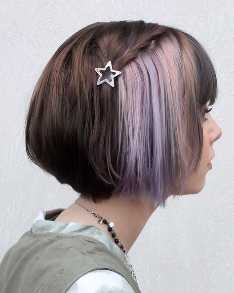 Brown And Lilac Hair, Lilac Hair Highlights, Brown Balayage With Blonde Highlights, Hair Color For Winter, Dark Winter Hair, Classic Short Hairstyles, Purple Highlights Brown Hair, Chocolate Brown Balayage, Lilac Highlights