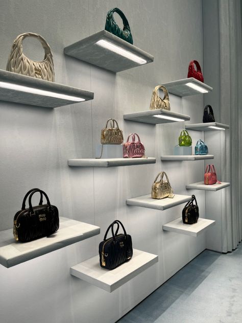 Small Jewelry Store Design Interior, Bags Shop, Bag Shop Interior, Bag Shop, Bag Shelves Ideas, Bag Wall, Bag Store Display, Small Shop Interior, Small Boutique Interior