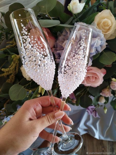 Champagne Glasses For Wedding, Wedding Glasses Decoration, Wedding Glasses Diy, Glass Decor Ideas, Champagne Glasses Wedding, Bride And Groom Glasses, Wedding Wine Glasses, Wedding Champagne Glasses, Glasses Wedding